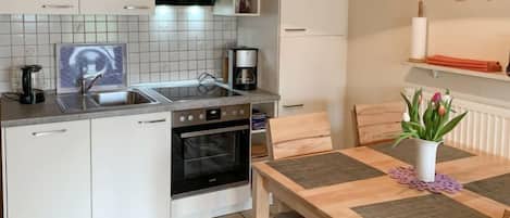 Jääkaappi, mikroaaltouuni, uuni, astianpesukone