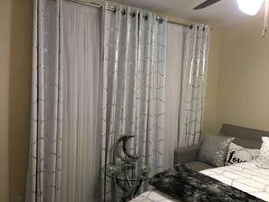 1 bedroom, desk, blackout curtains, iron/ironing board - 🌴Luxe Oasis🌴Superhost🌴Post-Op🌴Solo & Couples Escape in Miami🌴 (Miami)