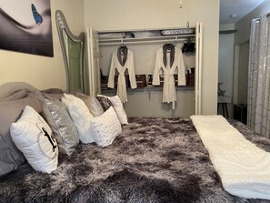 1 bedroom, desk, blackout curtains, iron/ironing board - 🌴Luxe Oasis🌴Superhost🌴Post-Op🌴Solo & Couples Escape in Miami🌴 (Miami)