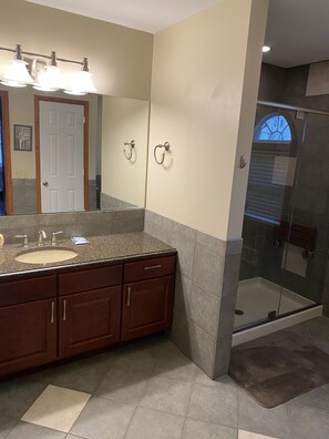 Duschwanne, Haartrockner, Handtücher, Seife