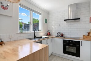 Réfrigérateur, micro-ondes, lave-vaisselle, grille-pain