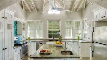 House, 4 Bedrooms | Private kitchen | Fridge, oven, stovetop, dishwasher