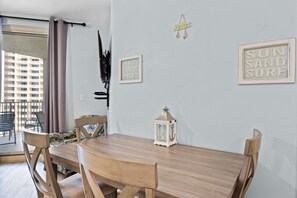 Dining - 1322 Pool & Beach views, w/2 parking passes, lagoon-style pool & indoor pool (Panama City Beach)