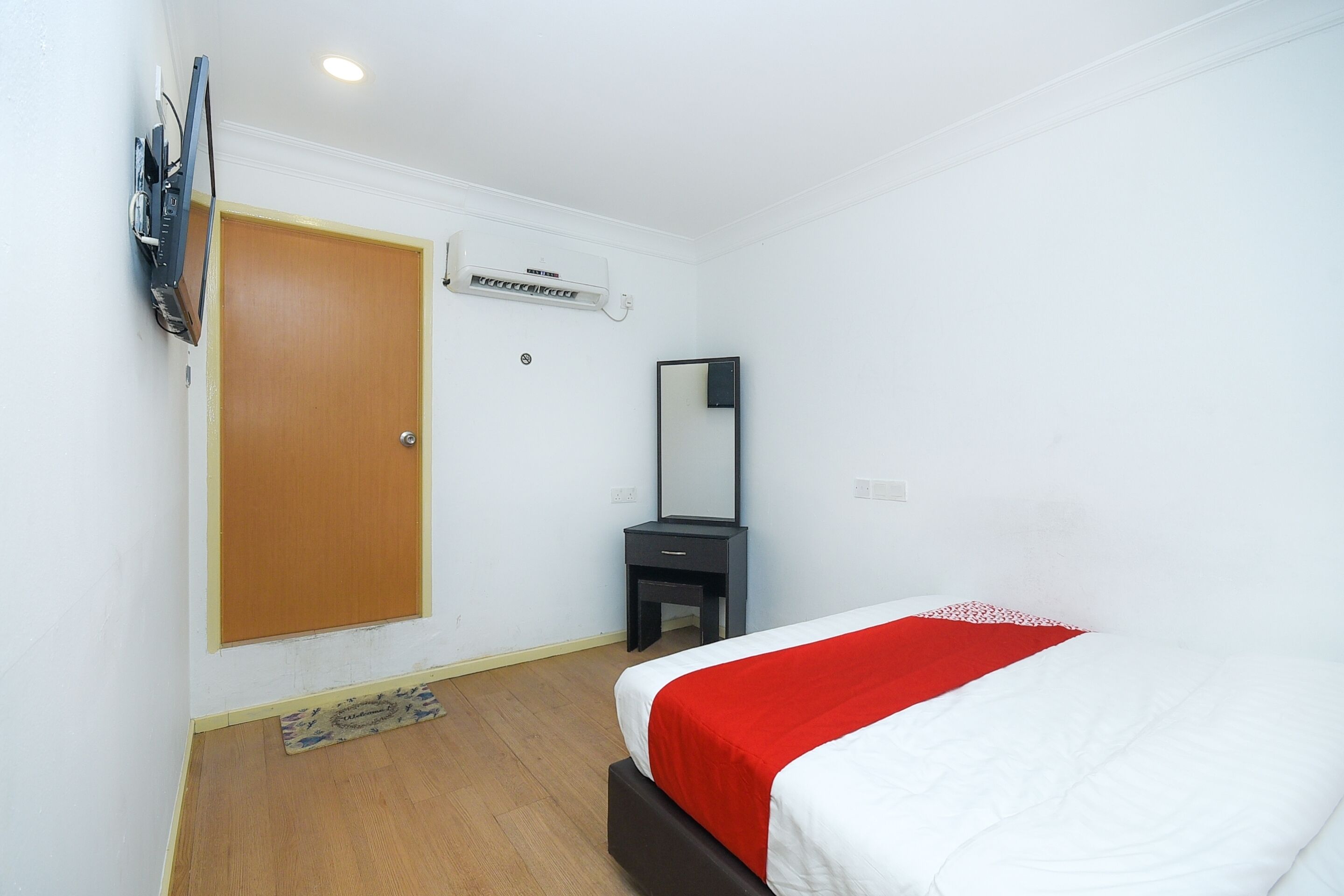 standard double room | desk, laptop workspace, free wifi, bed sheets