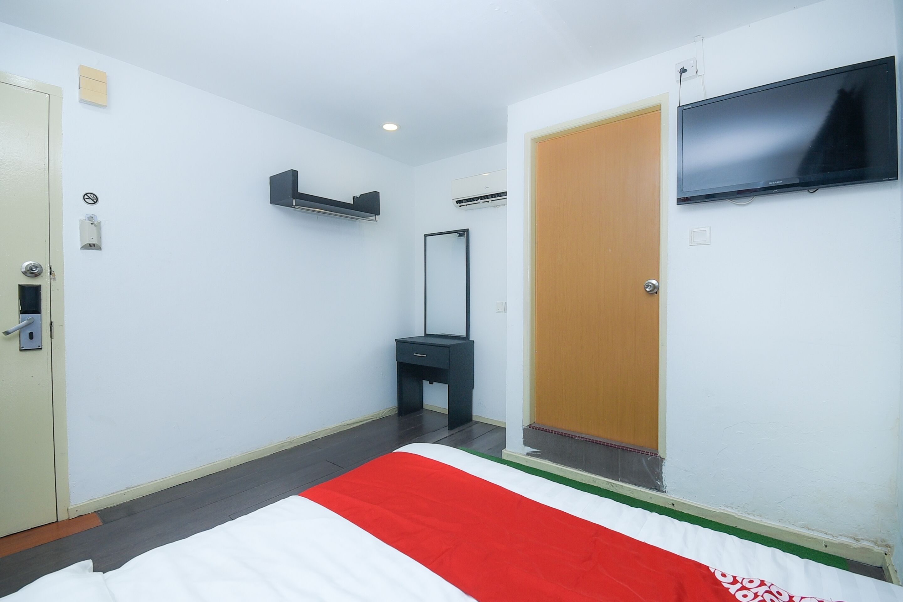 deluxe double room | desk, laptop workspace, free wifi, bed sheets