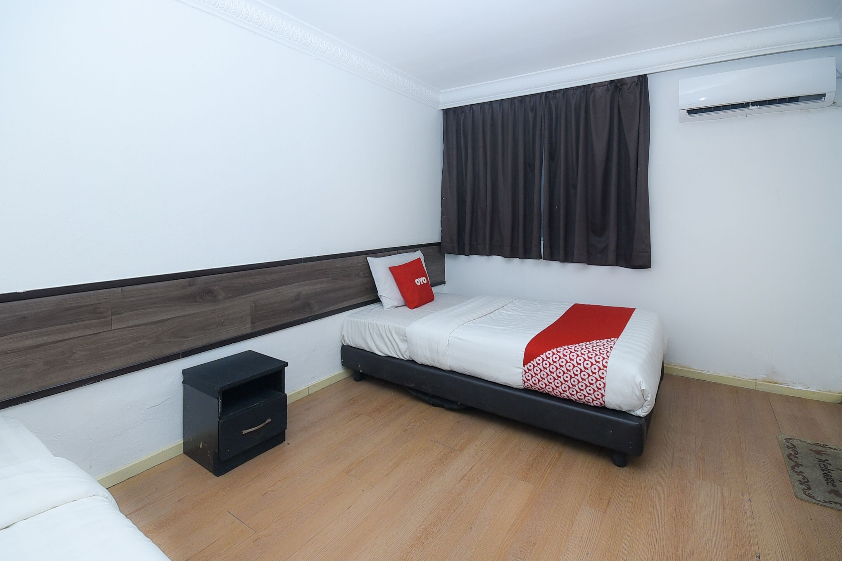 deluxe twin room | desk, laptop workspace, free wifi, bed sheets