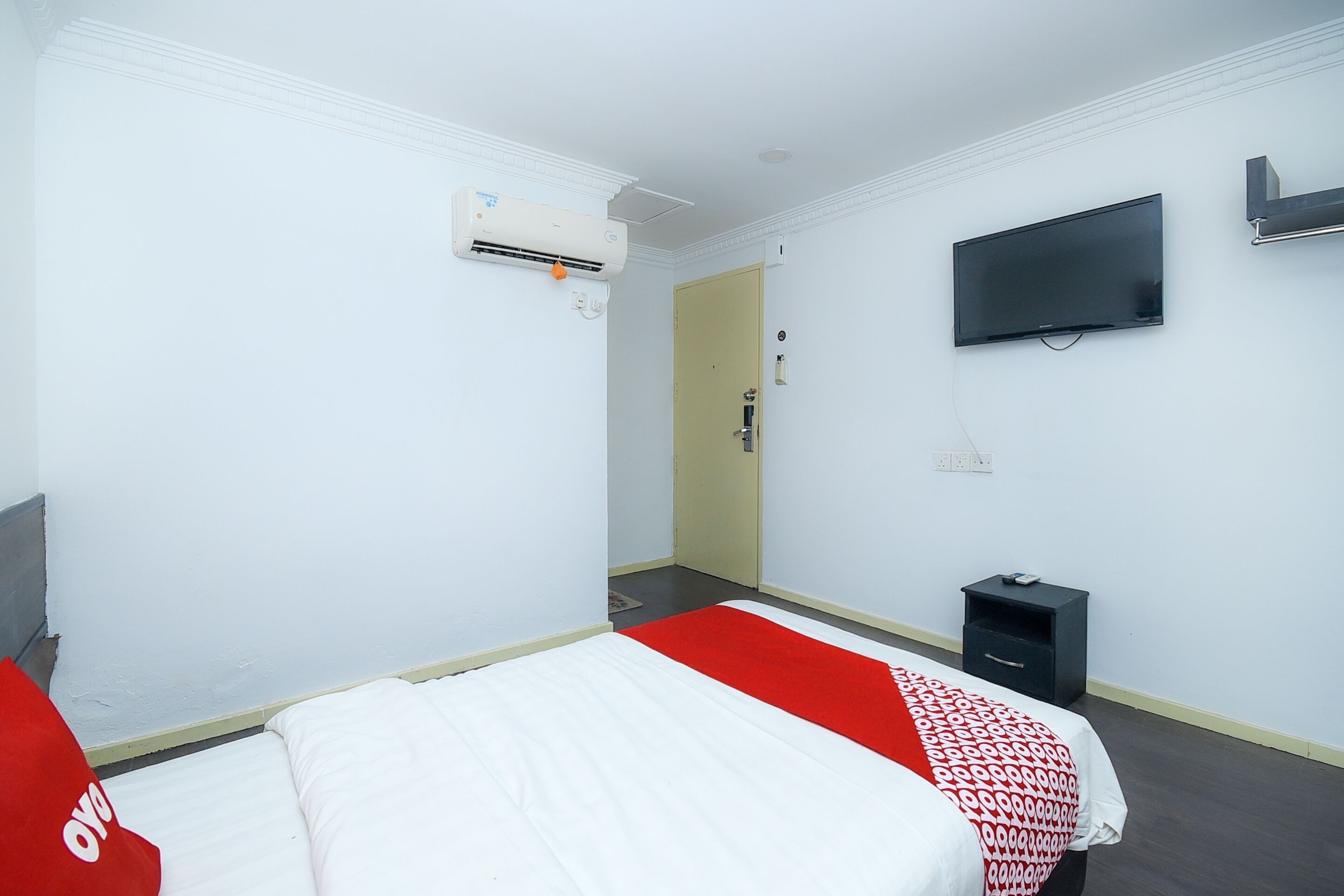 standard single room | desk, laptop workspace, free wifi, bed sheets