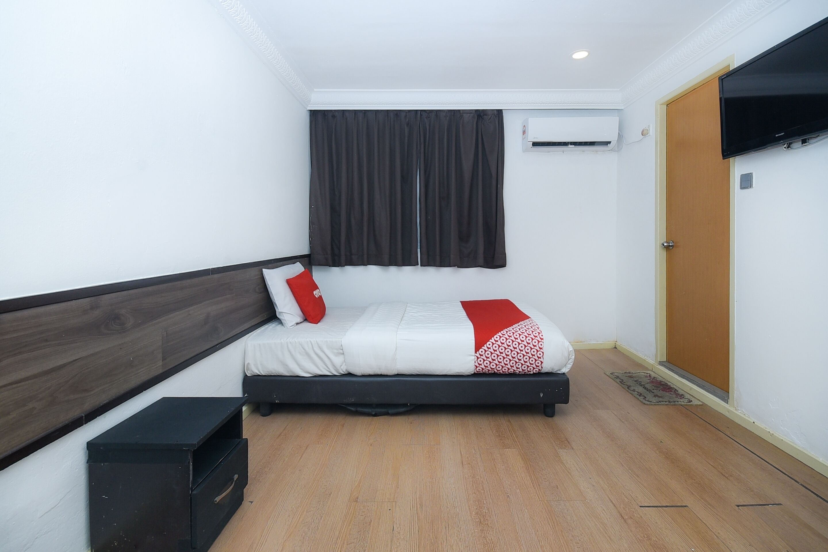 deluxe twin room | desk, laptop workspace, free wifi, bed sheets