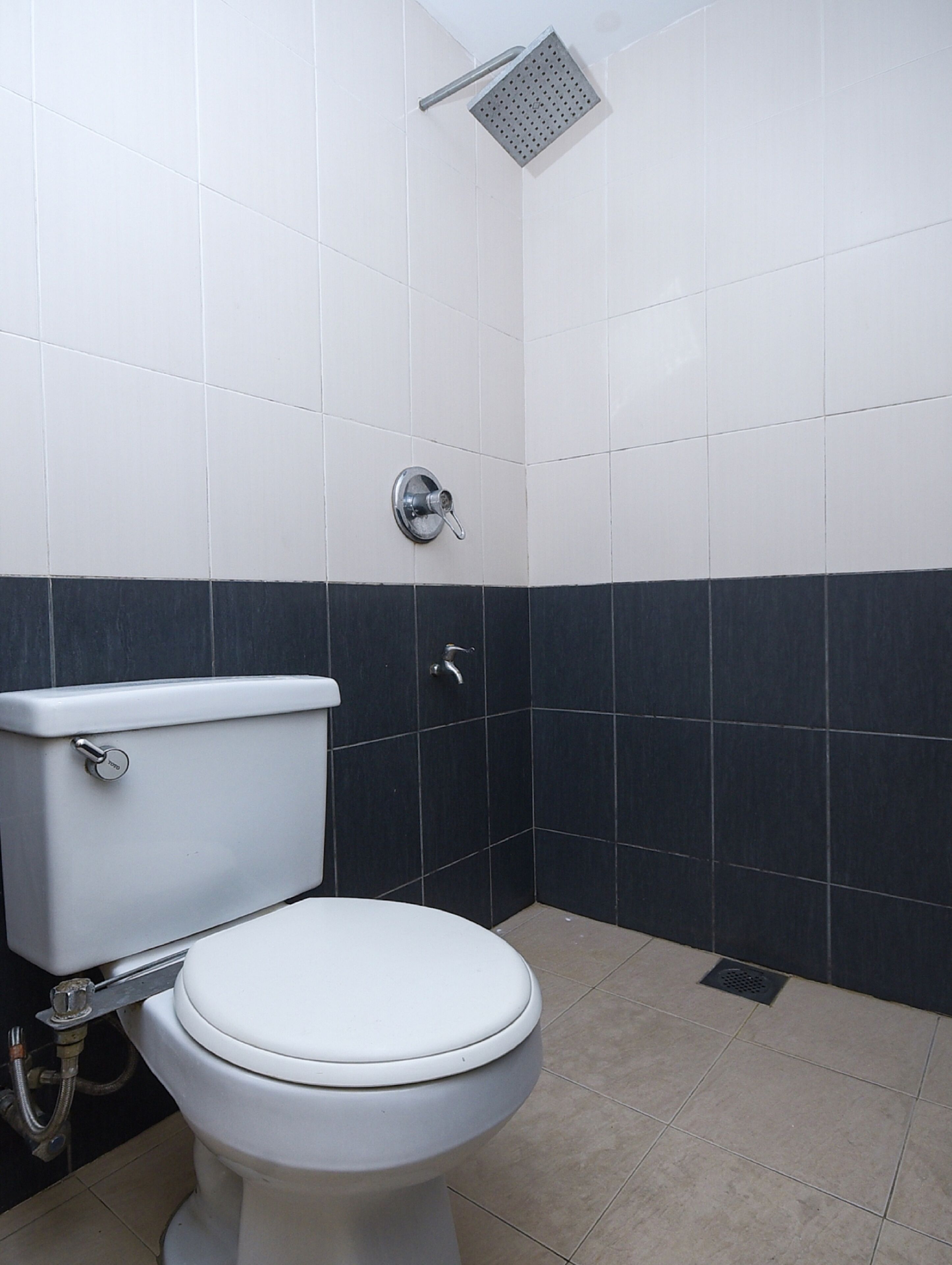 standard double room | bathroom | shower, free toiletries, towels