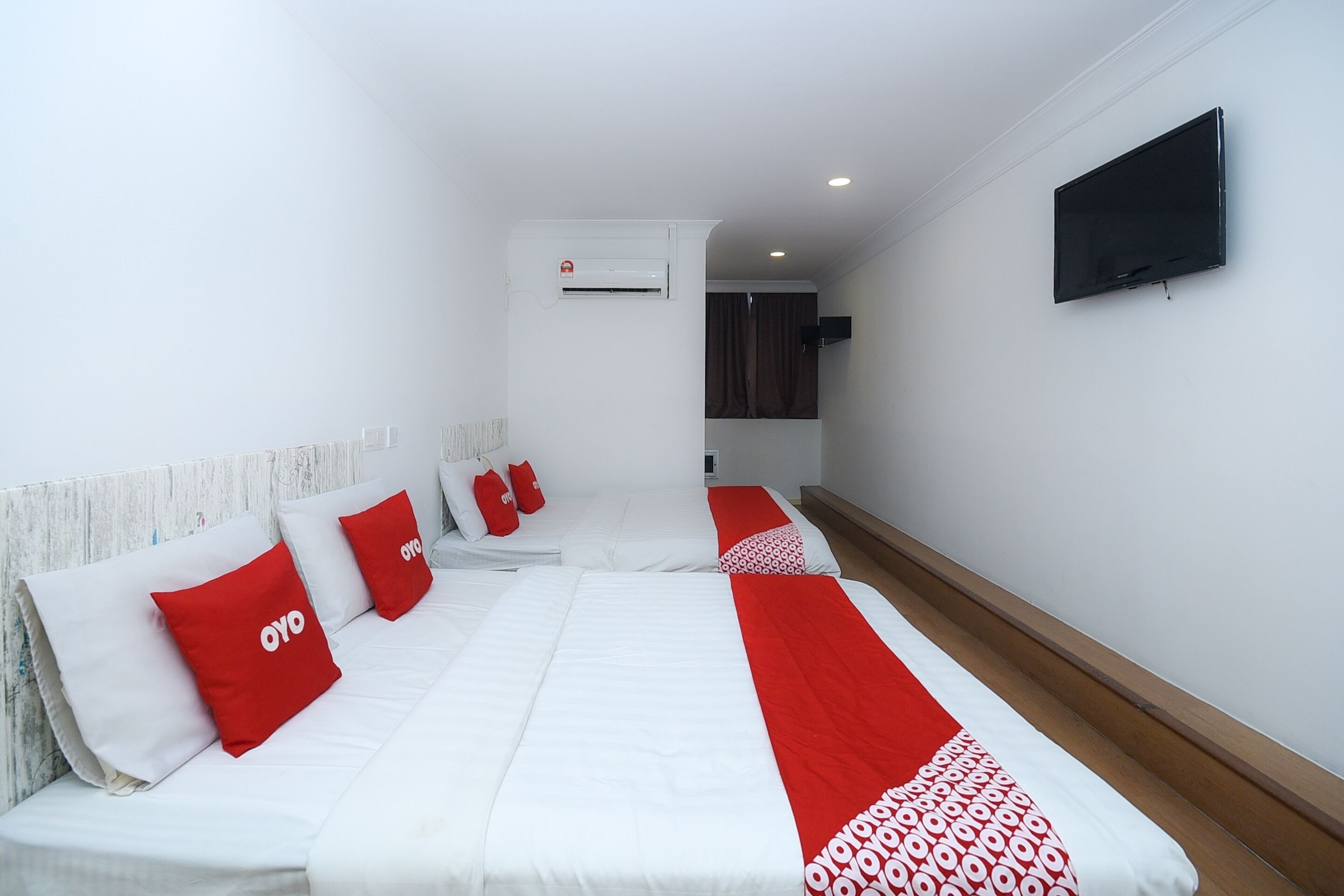 family suite | desk, laptop workspace, free wifi, bed sheets