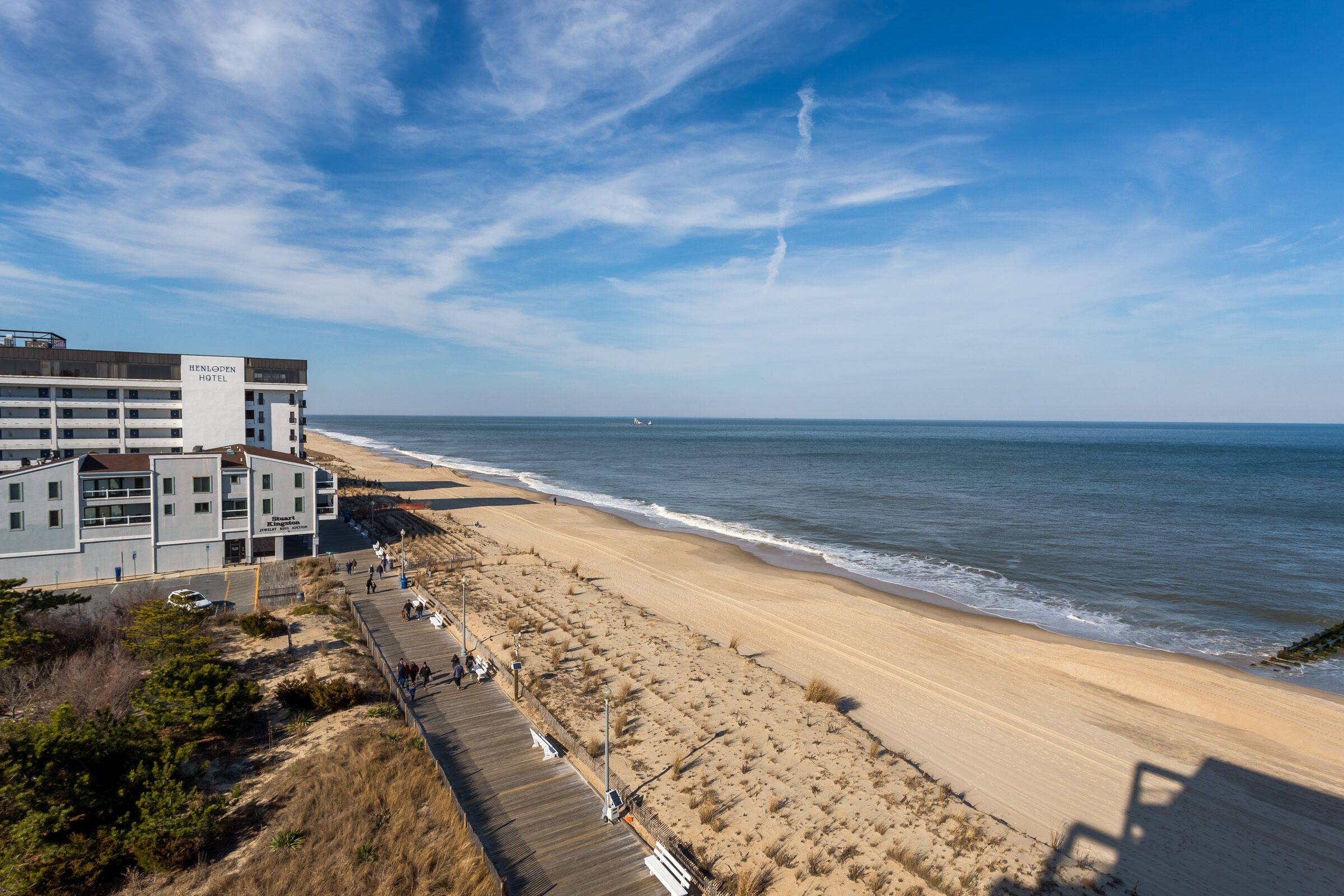Amazing Views Ocean Front Efficiency Sleeps 4 w/ Pool & Elevator