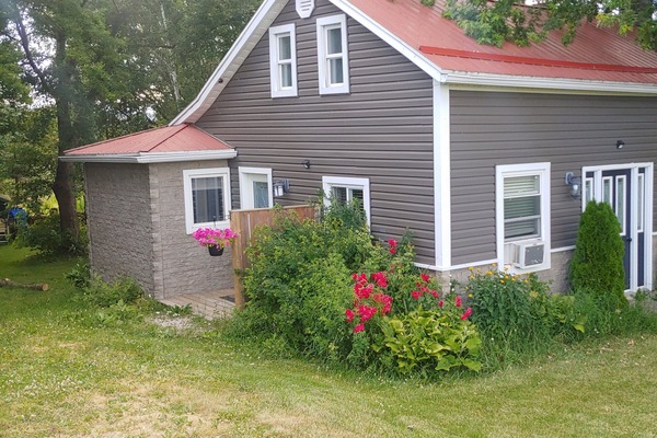 The Red Top Loft 100yr old cottage out in the country renovated back to life