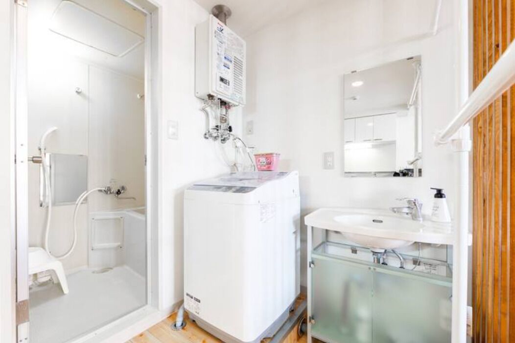 Room, Non Smoking | Bathroom | Separate tub and shower, free toiletries, hair dryer, slippers