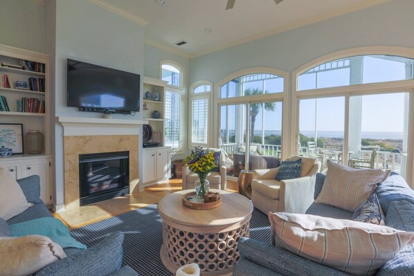 Een televisie en een open haard