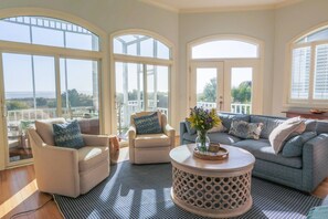 Una televisión, una chimenea