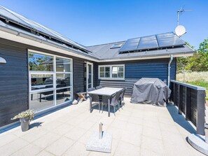 Outdoor dining - 5 Star Holiday Home in Blavand (Blavand)