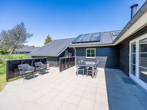 House | Outdoor dining - 5 Star Holiday Home in Blavand (Blavand)