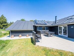 House | Outdoor dining - 5 Star Holiday Home in Blavand (Blavand)