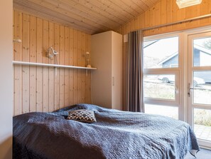 House | 3 bedrooms, individually furnished, bed sheets - 6 Person Holiday Home in Henne (Henne)