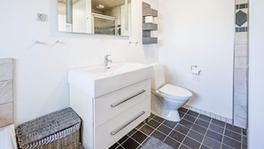 House | Bathroom - 6 Person Holiday Home in Tarm (Tarm)