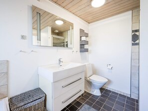 Bathroom - 6 Person Holiday Home in Tarm (Tarm)