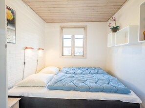 3 bedrooms, individually furnished, bed sheets - 6 Person Holiday Home in Tarm (Tarm)