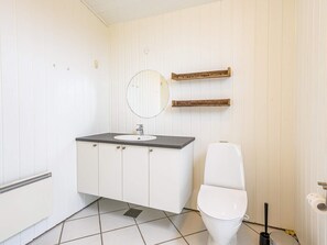 Bathroom - 8 Person Holiday Home in Henne (Henne)