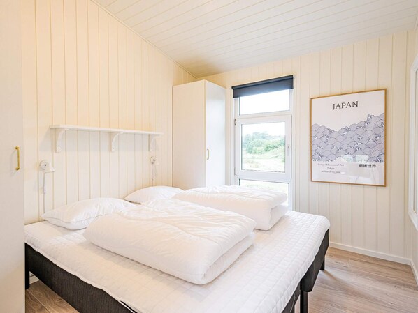 4 bedrooms, bed sheets - 8 Person Holiday Home in Henne (Henne)