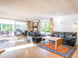 Living area - 6 Person Holiday Home in Henne (Henne)