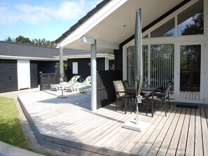 Outdoor dining - 6 Person Holiday Home in Blavand (Blavand)