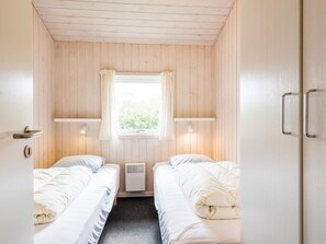 3 bedrooms, individually furnished, bed sheets - 6 Person Holiday Home in Oksbol (Oksbol)