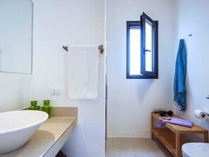 Shower, towels - Villa Near the Sea With Big Garden and a Barbecue (Menfi)