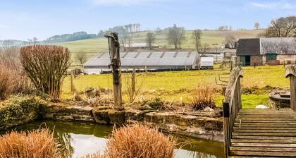 Cottage in Vaux-sur-sure With Garden