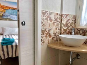 Shower, towels - Mystical Villa in Cava D'aliga With Private Swimming Pool (Scicli)