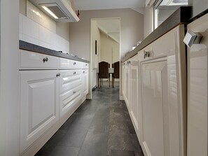 House | Private kitchen | Electric kettle - Holiday Home in Kattendijke Near National Park (Kattendijke)