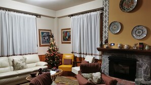 Living room - Elegant Holiday Home in Milo With Terrace (Milo)