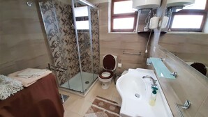 Shower, hair dryer, towels - Elegant Holiday Home in Milo With Terrace (Milo)