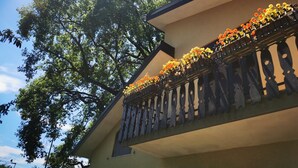 Balcony - Elegant Holiday Home in Milo With Terrace (Milo)