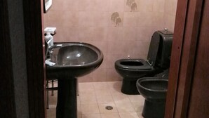 Shower, towels - Comfortable Apartment in Giardini Naxos With Garden (Giardini Naxos)