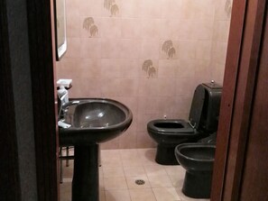 Shower, towels - Comfortable Apartment in Giardini Naxos With Garden (Giardini Naxos)