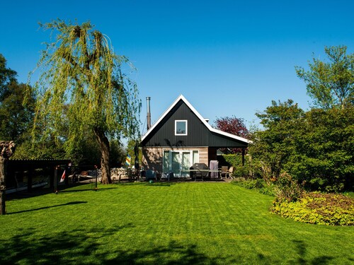 Snug Holiday Home in Vinkeveen With Jetty, Terrace