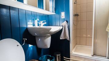 House | Bathroom | Shower, towels