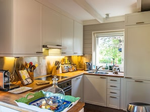 Lemari es, microwave, kompor, dan mesin pencuci piring