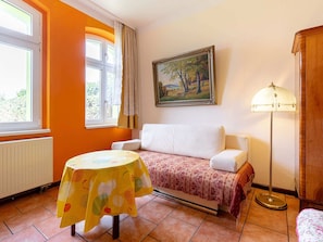 Apartment | Dining - Apartment in Altentreptow With Garden (Altentreptow)