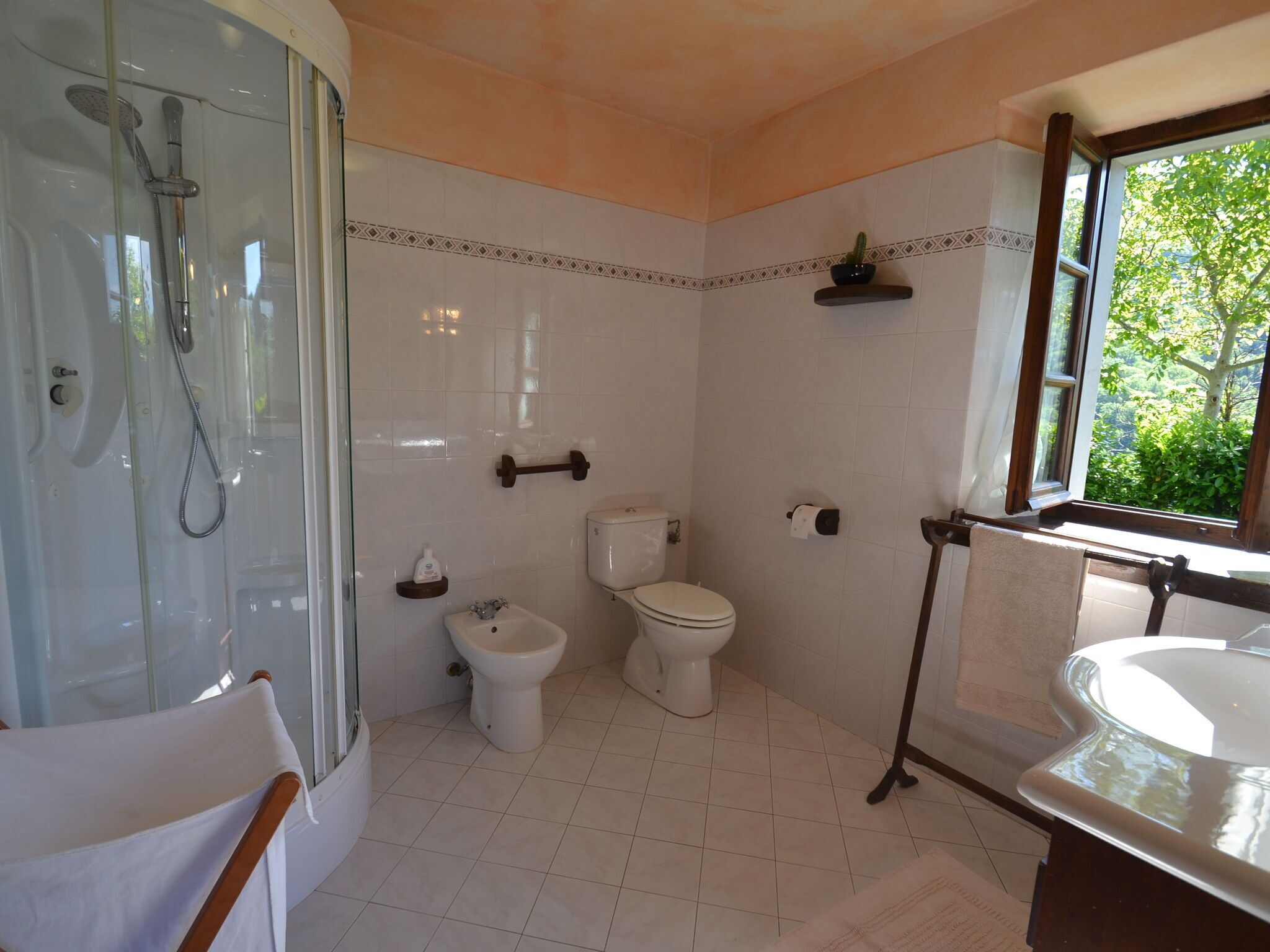 Bathtub, towels