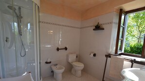 Bathroom - Lovely Farmhouse in Castiglione di Garfagnana with Hot Tub (Castiglione di Garfagnana)