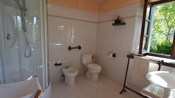 Bathtub, towels