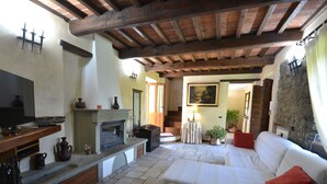 Living room - Lovely Farmhouse in Castiglione di Garfagnana with Hot Tub (Castiglione di Garfagnana)