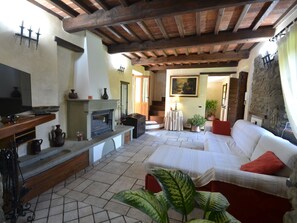 Living room - Lovely Farmhouse in Castiglione di Garfagnana with Hot Tub (Castiglione di Garfagnana)