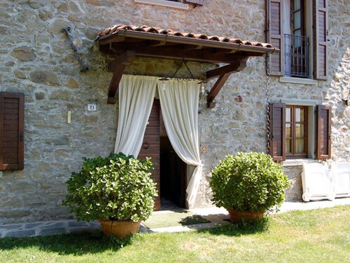 Lovely Farmhouse in Castiglione di Garfagnana with Hot Tub